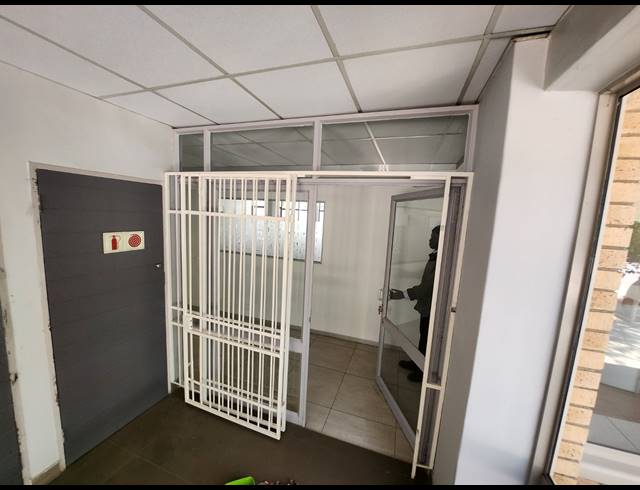 181M² OFFICE TO LET IN WATERFALL